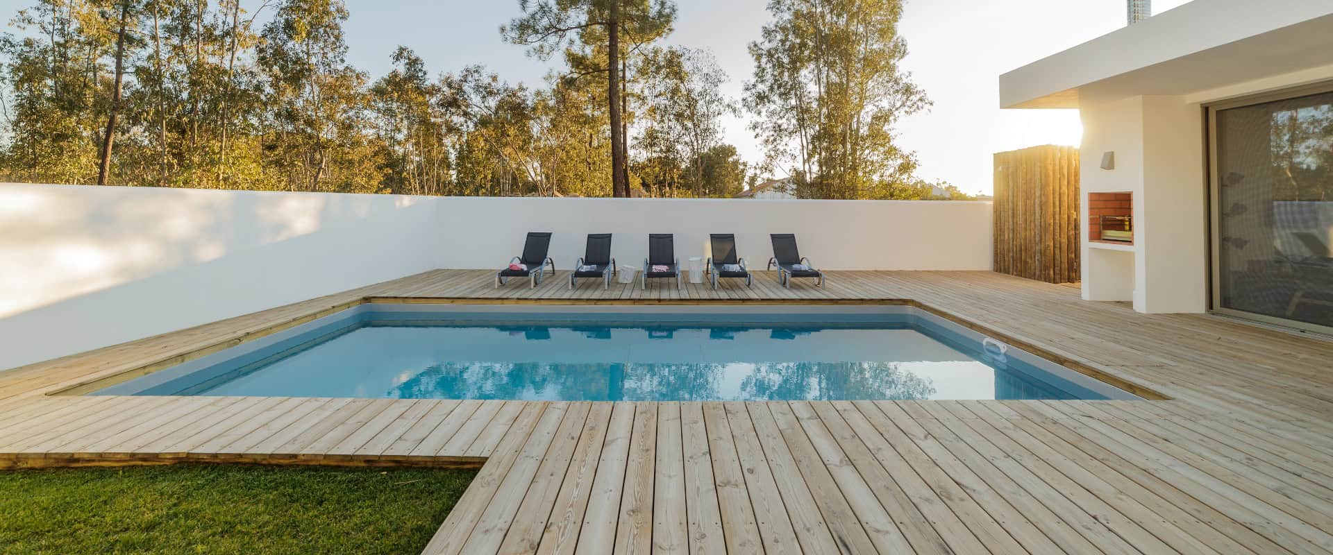 Modernes Haus mit Garten-Swimmingpool und Holzterrasse