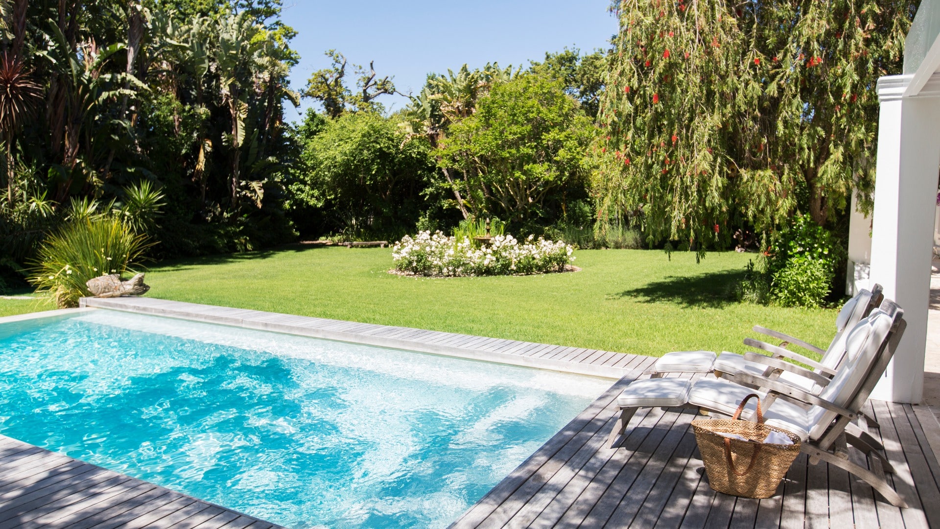 Liegestühle mit Blick auf den Garten und den Swimmingpool