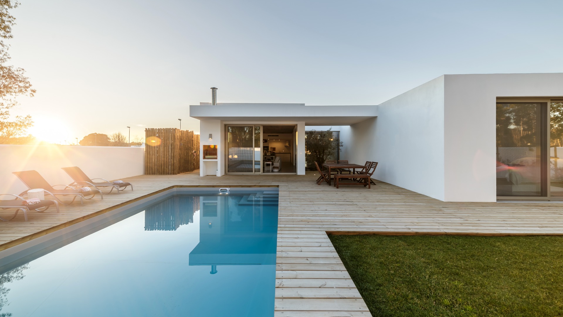 Modernes Haus mit Garten-Swimmingpool und Holzterrasse