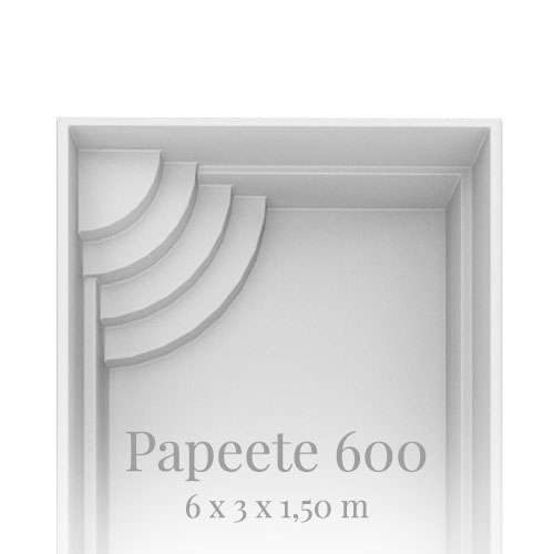 Ein graues, rechteckiges Schwimmbecken mit Stufen in der Ecke, Aufschrift "Papeete 600".