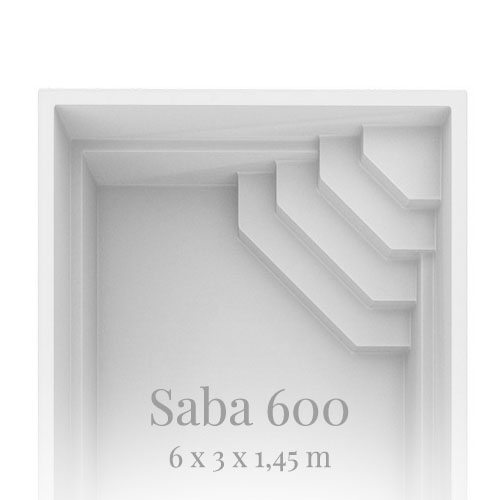 Weiße Treppe in einem leeren, quadratischen Raum mit grauer Beschriftung "Saba 600".