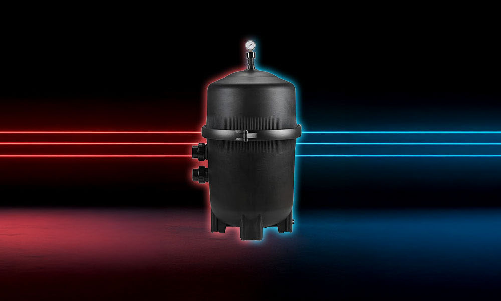 Schwarzer Wassertank mit Manometer und Lichtern in Rot und Blau im Hintergrund.