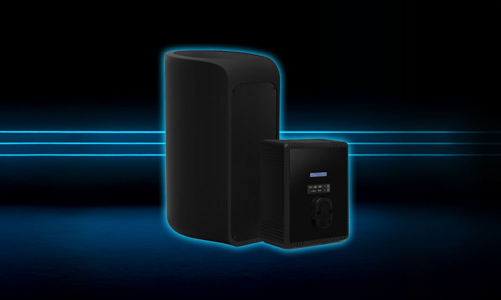 Zwei schwarze Lautsprecher in Neonlicht; großer und kleiner Lautsprecher nebeneinander.